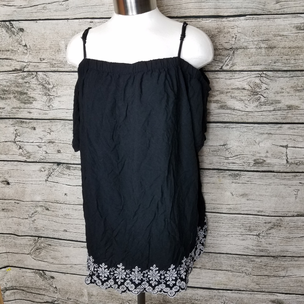 Old Navy Women Black Short Sleeve Blouse Size Large.Pit to pit approx:  24 inc